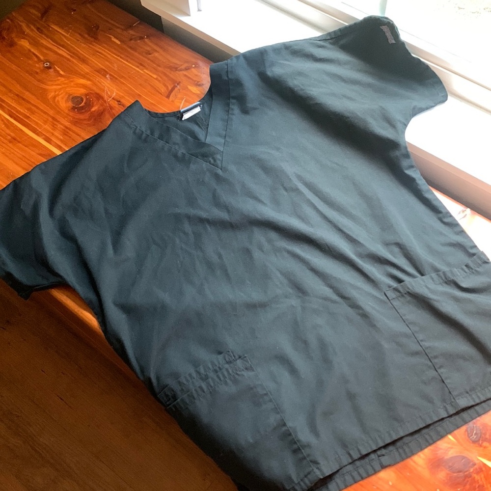 Cherokee scrub top not fitted